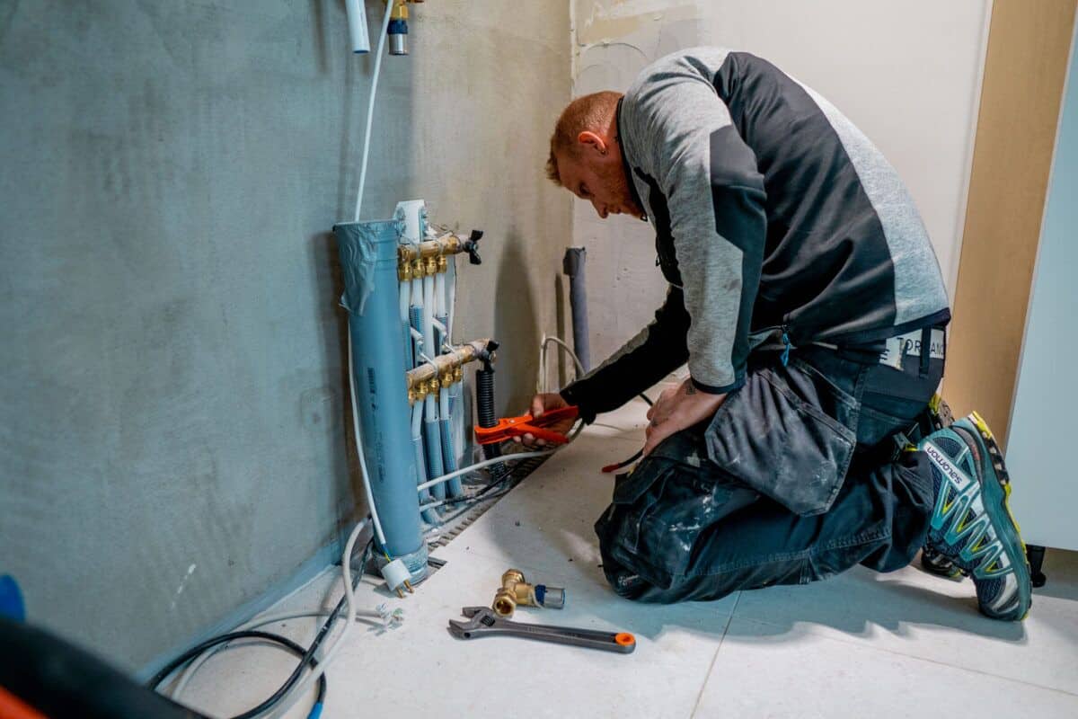 VVS Installatør udfører arbejde i privathjem i Frederikssund